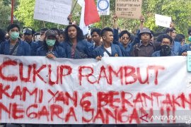 Ribuan mahasiswa "long march" ke gedung DPRD NTB