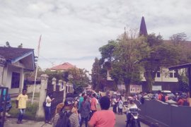 Gempa 6,8 SR guncang Ambon, warga berhamburan keluar