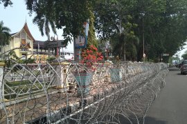 Antisipasi demo anarkis, Polisi Pasang Kawat Berduri di Kantor Gubernur Sumbar