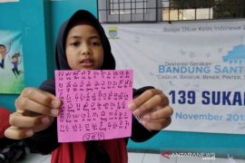 Siswa SD Bandung tulis harapan demo tanpa kekerasan dengan aksara sunda