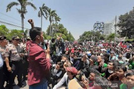 Mahasiswa Cirebon kembali demo di depan DPRD