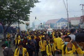 Rusuh, polisi bubarkan demo mahasiswa di Aceh Barat pakai gas air mata