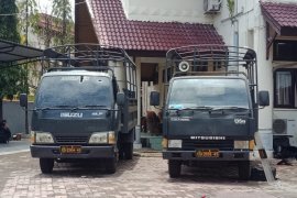 Mobil polisi dan sejumlah fasilitas di depan DPRK Aceh Barat rusak