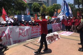Demo ratusan mahasiswa warnai pelantikan pimpinan DPRD Surabaya
