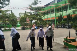 Siswa di Pariaman kembali sekolah setelah diliburkan akibat kabut asap