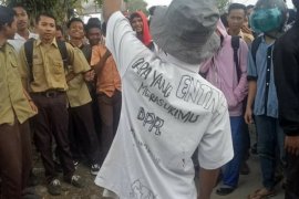 Pelajar berseragam Pramuka unjuk rasa di DPRD Labuhanbatu