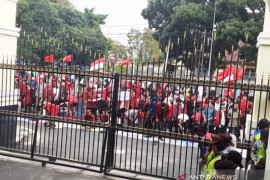 Ratusan mahasiswa minta polisi usut tuntas kasus penembakan di Kendari