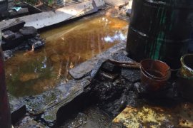 Semburan lumpur di Kutisari Indah Surabaya bercampur air dan minyak