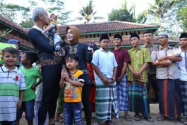 Ganjar-Atikoh rayakan ultah pernikahan dengan sambangi panti asuhan dan RTLH