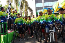 Ratusan peserta ikuti "gowes seduluran serikat pekerja" se-Jatim