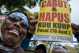 Aksi Tukang Gigi Menolak RKUHP