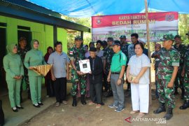 TNI serahkan hasil bedah rumah kepada warga Kubar