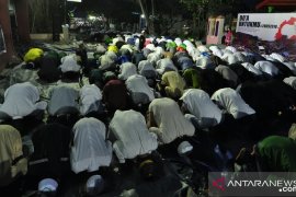 Setahun Bencana Sulteng-Shalat Magrib berjamaah Page 1 Small