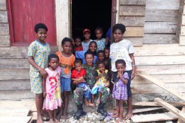 Babinsa dorong anak suku adat Manokwari rajin sekolah