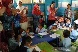 PAUD Meratus daerah terpencil mendapat perhatian istri Bupati HST