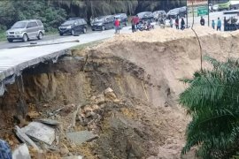 Jalan Kandis amblas akibat hujan deras