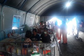 Pasien RSUD Haulussy masih dirawat di tenda darurat