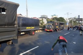 Demonstrasi DPR, massa serang mobil  polisi