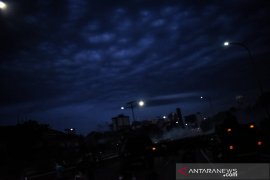 Demo DPR, polisi mulai tembak gas air mata