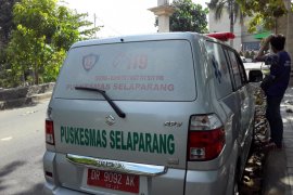 Antisipasi korban demo, tim BSMI dan puskesmas siaga di depan DPRD NTB