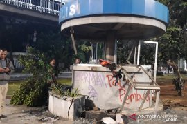 Massa demo rusak dan bakar Pospol Atmajaya Jakarta