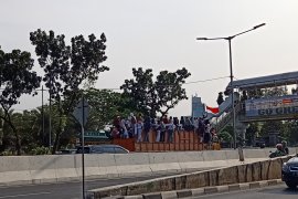 Rombongan siswa SMA menaiki truk menuju DPR