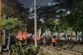 Demo DPR, massa mulai lakukan pembakaran di sekitar  Palmerah