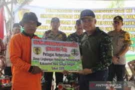 Pemkab HST serahkan gaji ke-13 pasukan kuning