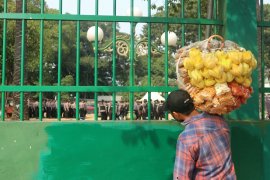 Persiapan demo, pedagang kaki lima menunggu di depan gerbang DPR RI