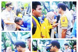 Usai berdemontrasi, mahasiswa dan polisi saling berjabat tangan