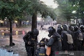 Pedemo di Bandung tembakan petasan ke arah polisi