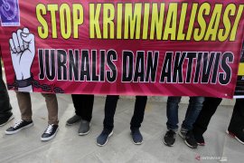 Seorang wartawan terluka saat liputan demontrasi di kantor DPRD Kepri