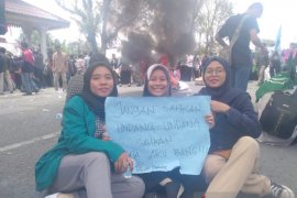 Unjuk rasa ricuh di DPRD Labuhanbatu, seorang mahasiswa terkena pukulan di wajah