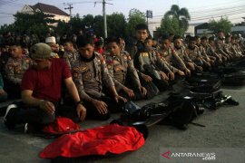 Polisi sholat berjamaah saat amankan demo Page 2 Small