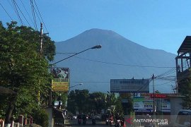 Kegempaan fluktuatif, Gunung Slamet masih berstatus waspada
