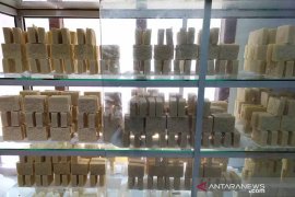 Dosen Unud latih peternak olah limbah propolis lebah jadi sabun