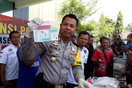 Polisi Kediri bongkar industri rumahan produksi pil "dobel L" (Video)