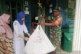 Babinsa Koramil 18/Pargarutan dampingi bidan layani kesehatan masyarakat desa