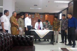 Tercepat di Sumbar, Bupati Sijunjung dan KPU teken NPHD Pilkada 2020