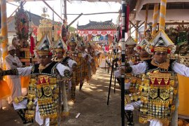 ISI Denpasar "ngaturang ayah" di Pura Puseh Pujungan-Tabanan