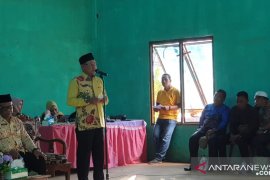 Bupati serahkan bantuan kepada warga Sarakaman