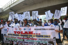 Massa buruh mulai berdatangan, siapkan mobil komando panggung untuk berorasi