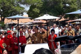 Peringati Hari Batik Nasional, Jokowi "membatik untuk negeri" di Solo