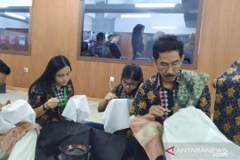 Peringati Hari Batik Nasional, sivitas Undika "Mbatik Bareng"