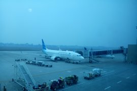 Empat pesawat berputar-putar akibat diselimuti kabut asap