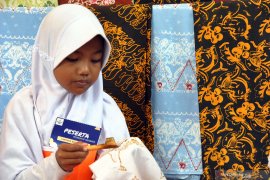 Jokowi ajak masyarakat jadikan batik jadi duta budaya Indonesia