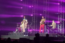 Vokalis band asal Denmark, Lukas Graham berpakaian batik saat tampil perdana di Indonesia