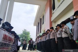 Massa demo di Kantor Pengadilan Negeri Barabai