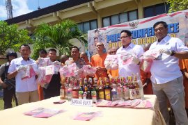 Puluhan pengedar dan pengguna narkotika diringkus polisi