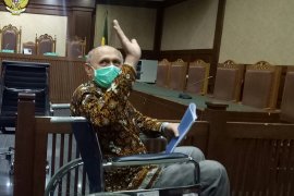 Kivlan Zen hadiri sidang lanjutan menggunakan batik berwarna  hitam
